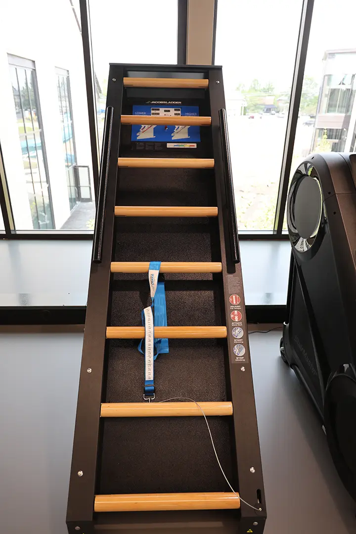 An exercise machine that mimics climbing a ladder